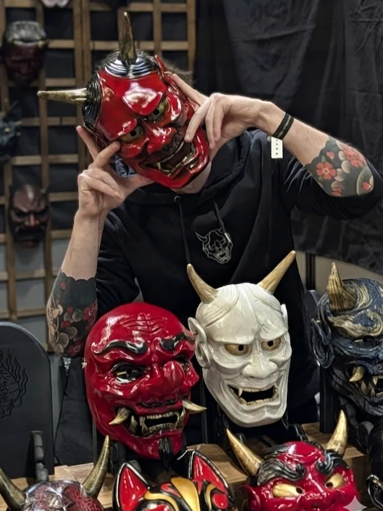 Traditionelle Hannya-Maske auf einem Dai Yokai Ständer.