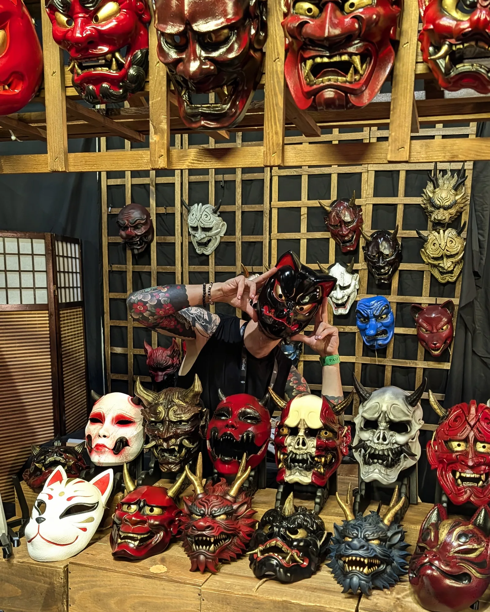 Dai Yokai Stand mit handgefertigten japanischen Masken, getragen und ausgestellt auf einer Convention.