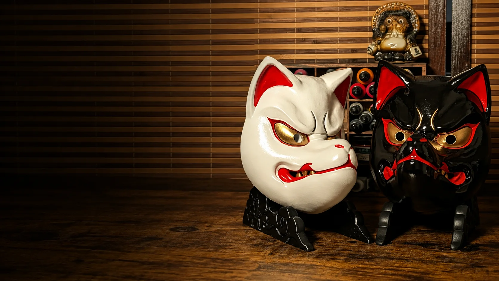 Masques Kitsune noirs et blancs faits main dans l’atelier Dai Yokai