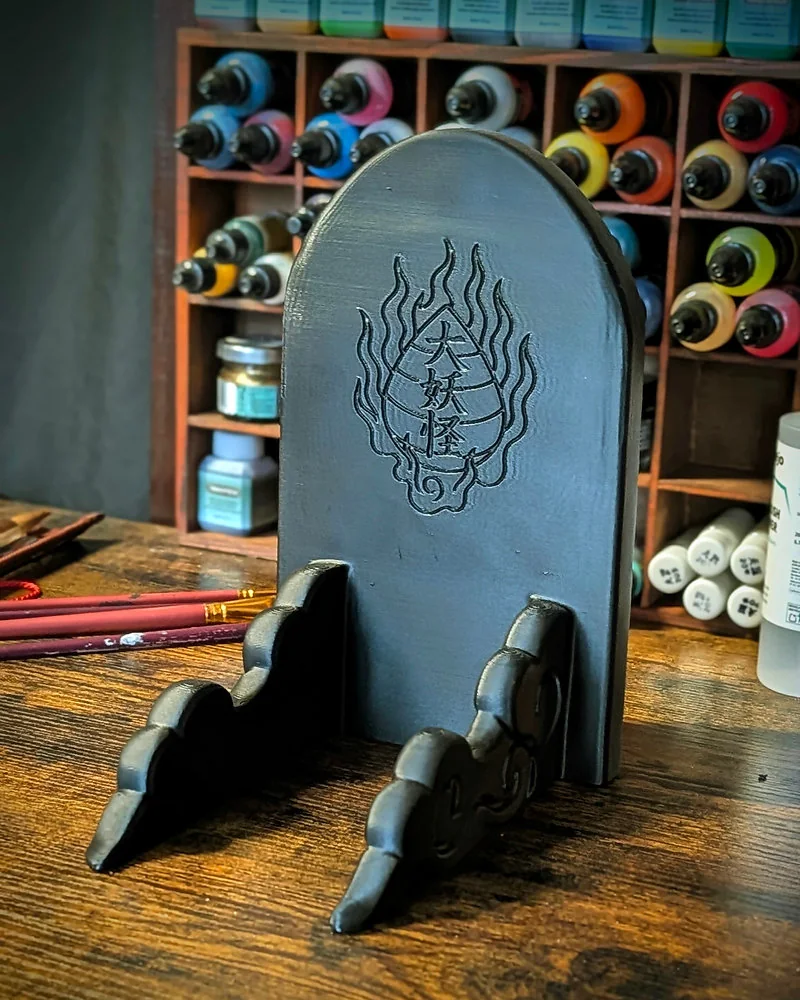 Máscara japonesa artesanal inspirada no folclore japonês apresentada em parede ou suporte