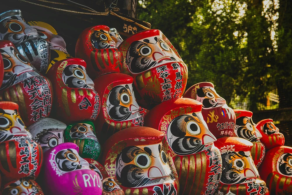 Daruma japonês com olhos por pintar, símbolo de perseverança e objetivo