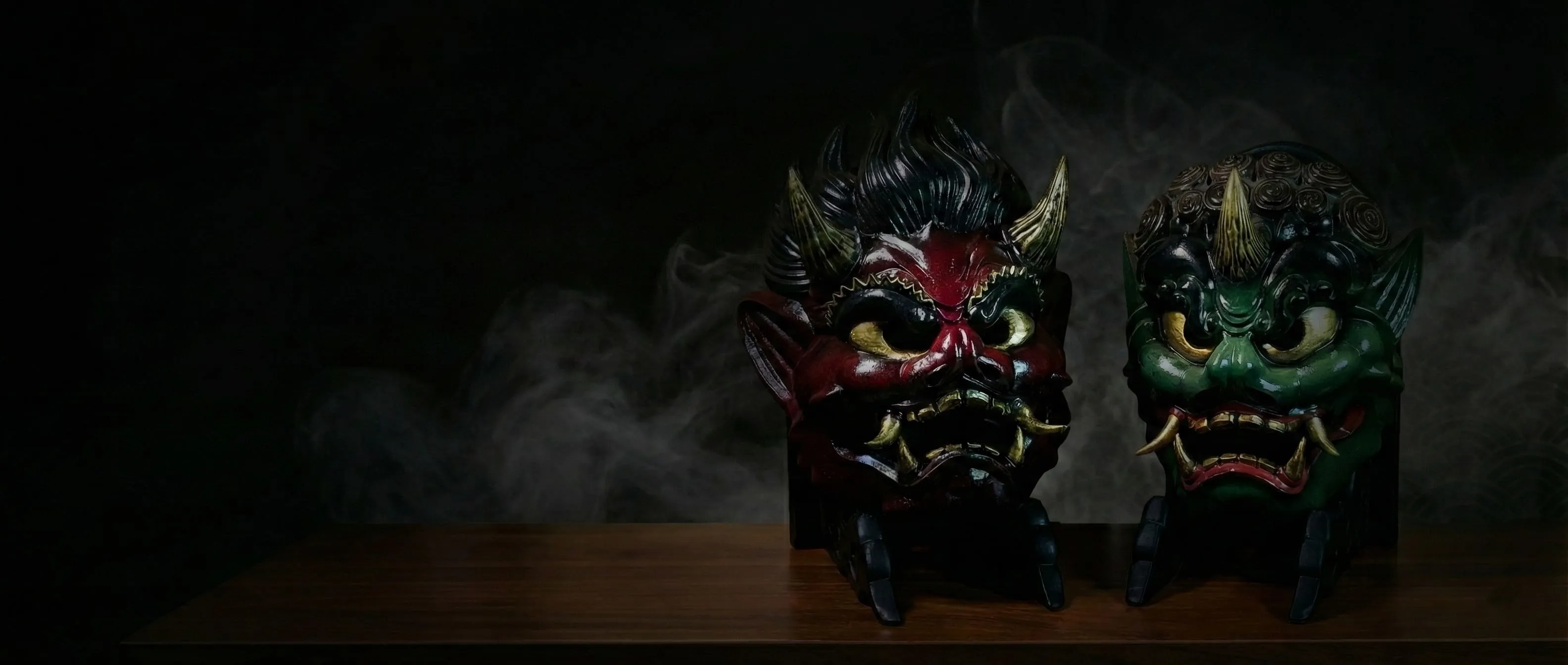 Handgemachte japanische Oni-Masken in dunkler Atmosphäre