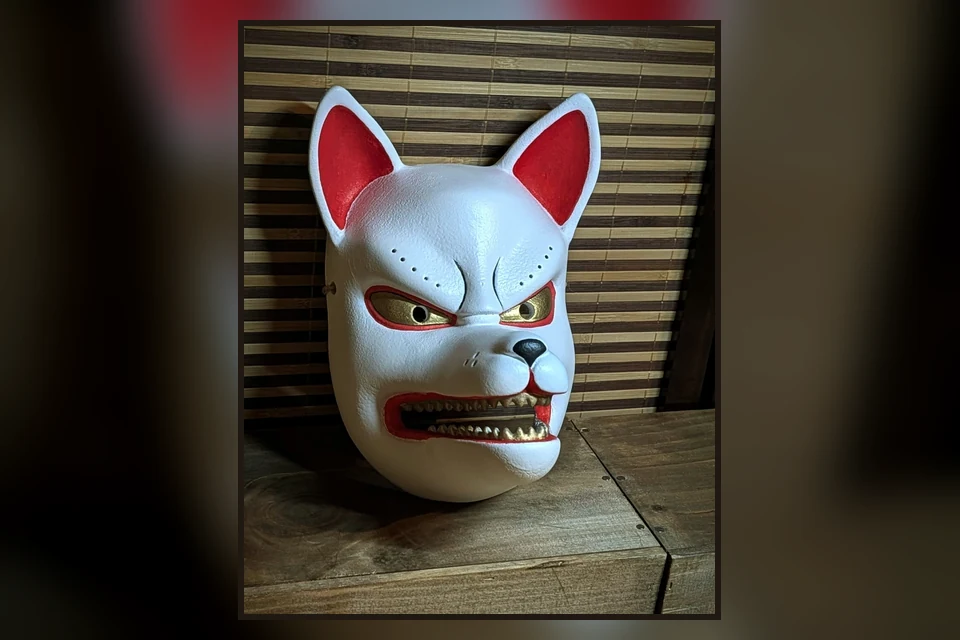 Biała maska Kitsune inspirowana Inari i japońskim folklorem