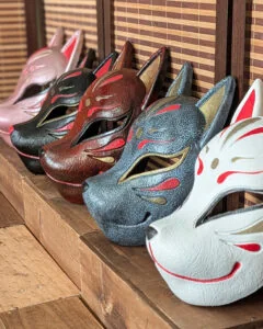 Maska Kitsune inspirowana japońskim folklorem i postacią lisa yokai