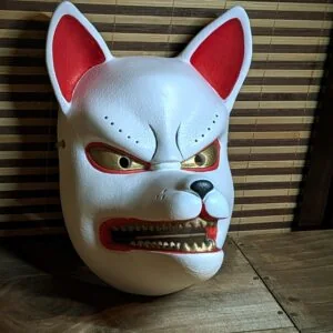 Máscara Kitsune branca com marcas vermelhas inspirada no folclore japonês