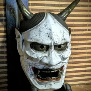 Biała maska Hannya inspirowana japońskim folklorem, przykład spokojniejszego odczytu w irezumi