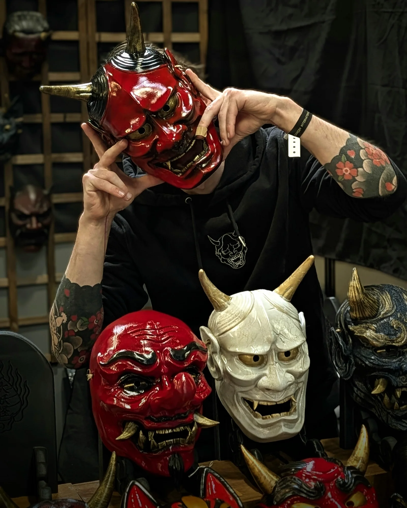 Maska Hannya inspirowana japońskim folklorem, ręcznie wykańczana jako odniesienie do irezumi