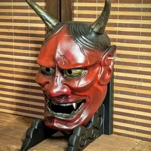 Rood Hannya masker geïnspireerd op Japanse folklore als basis voor Berserk lezing