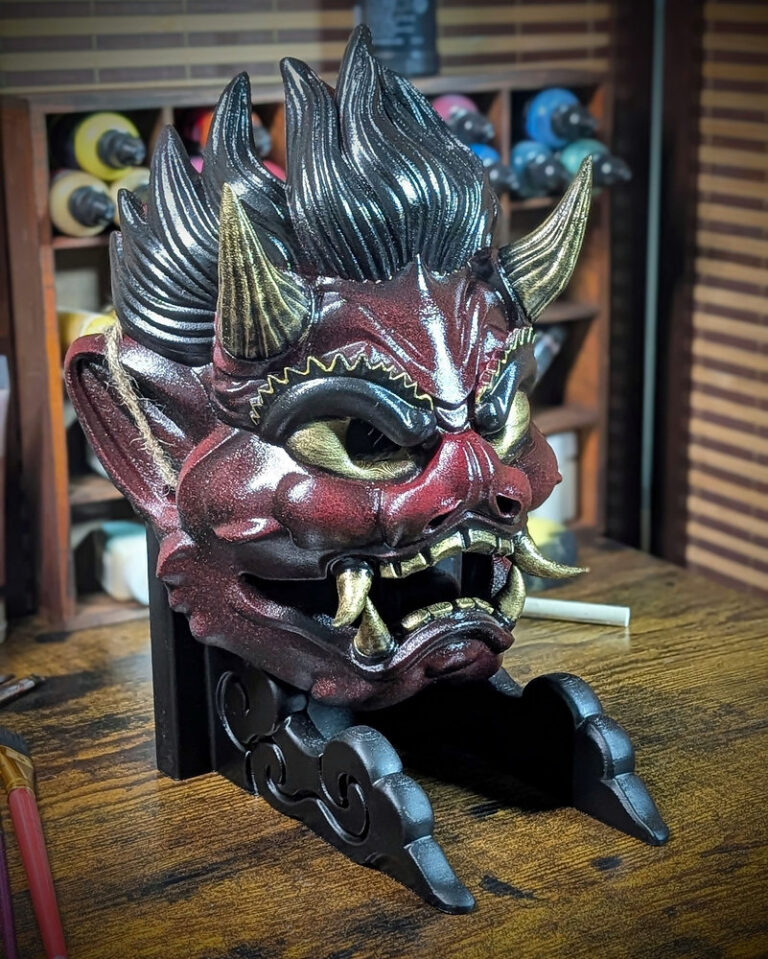 Masque Raijin rouge inspiré du dieu japonais du tonnerre, peint à la main dans l’atelier Dai Yokai