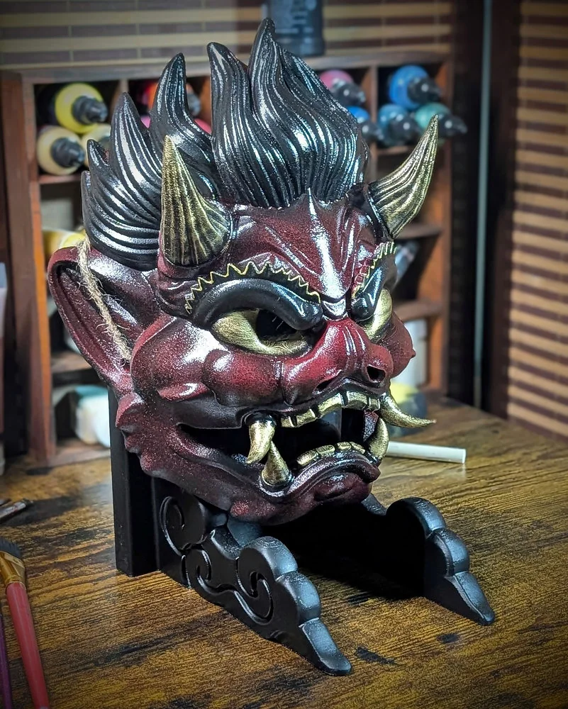 Raijin, dios japonés del trueno, con nubes de tormenta y tambores enlazados