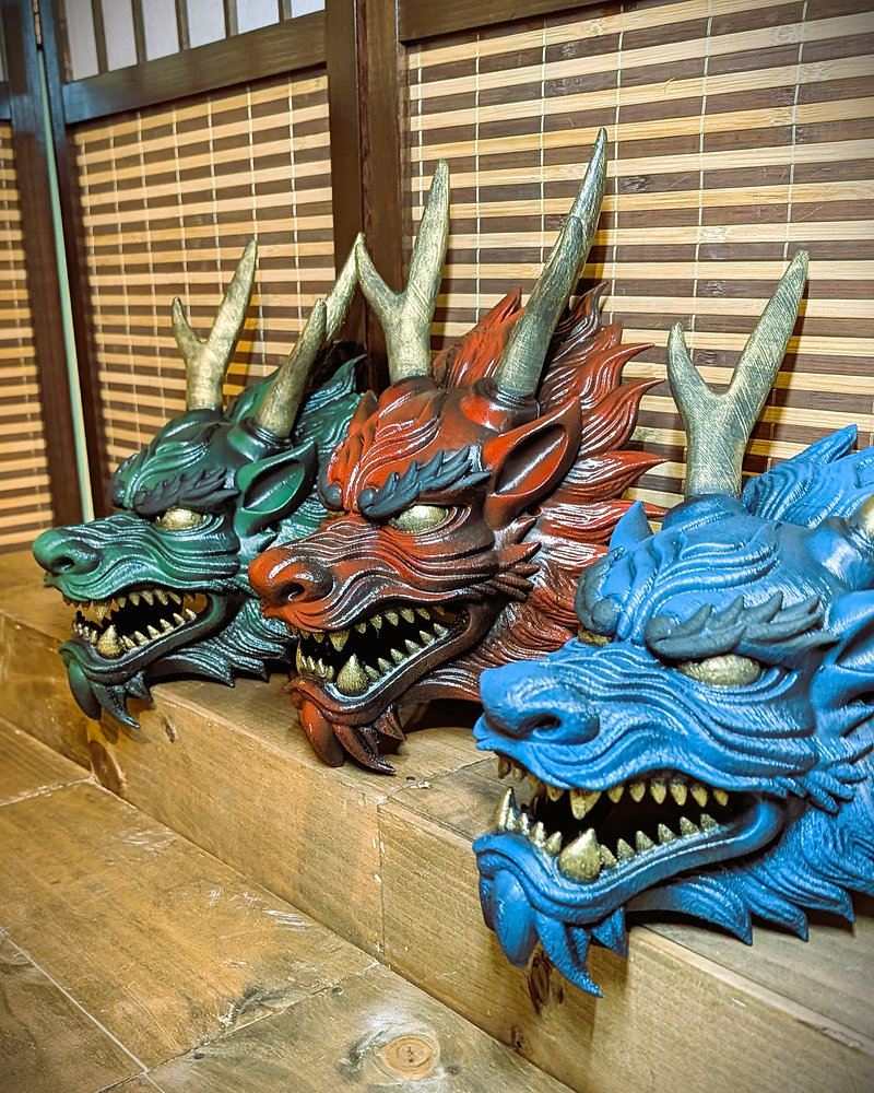 Trois masques Dragon Ryū japonais verts, rouges et bleus dans l'atelier Dai Yokai