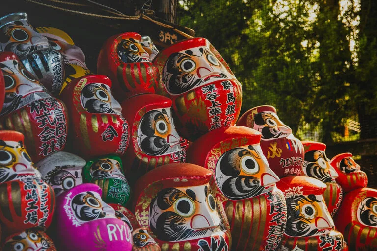 Daruma : signification, couleurs et rituel des yeux, folklore japonais et culture Dai Yokai Bretagne