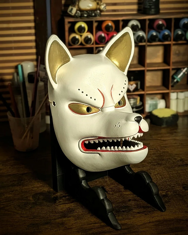 Máscara Kitsune blanca con marcas rojas pintada a mano en el taller Dai Yokai