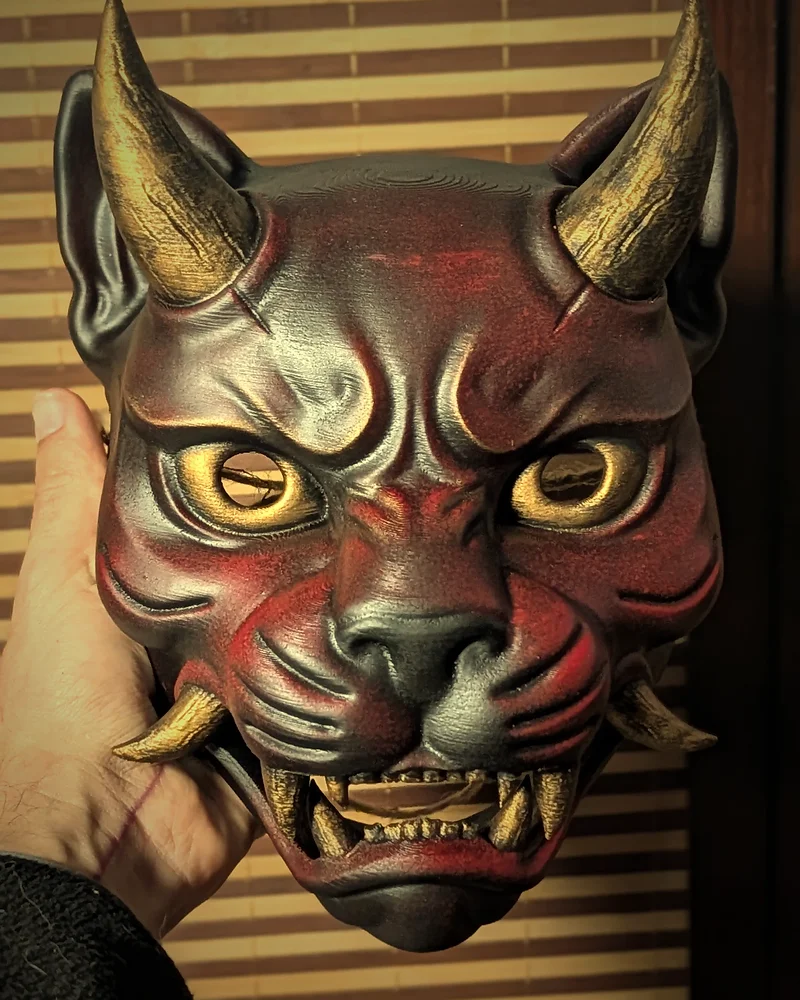 Máscara Nekomata roja, negra y dorada inspirada en un gato yokai japonés