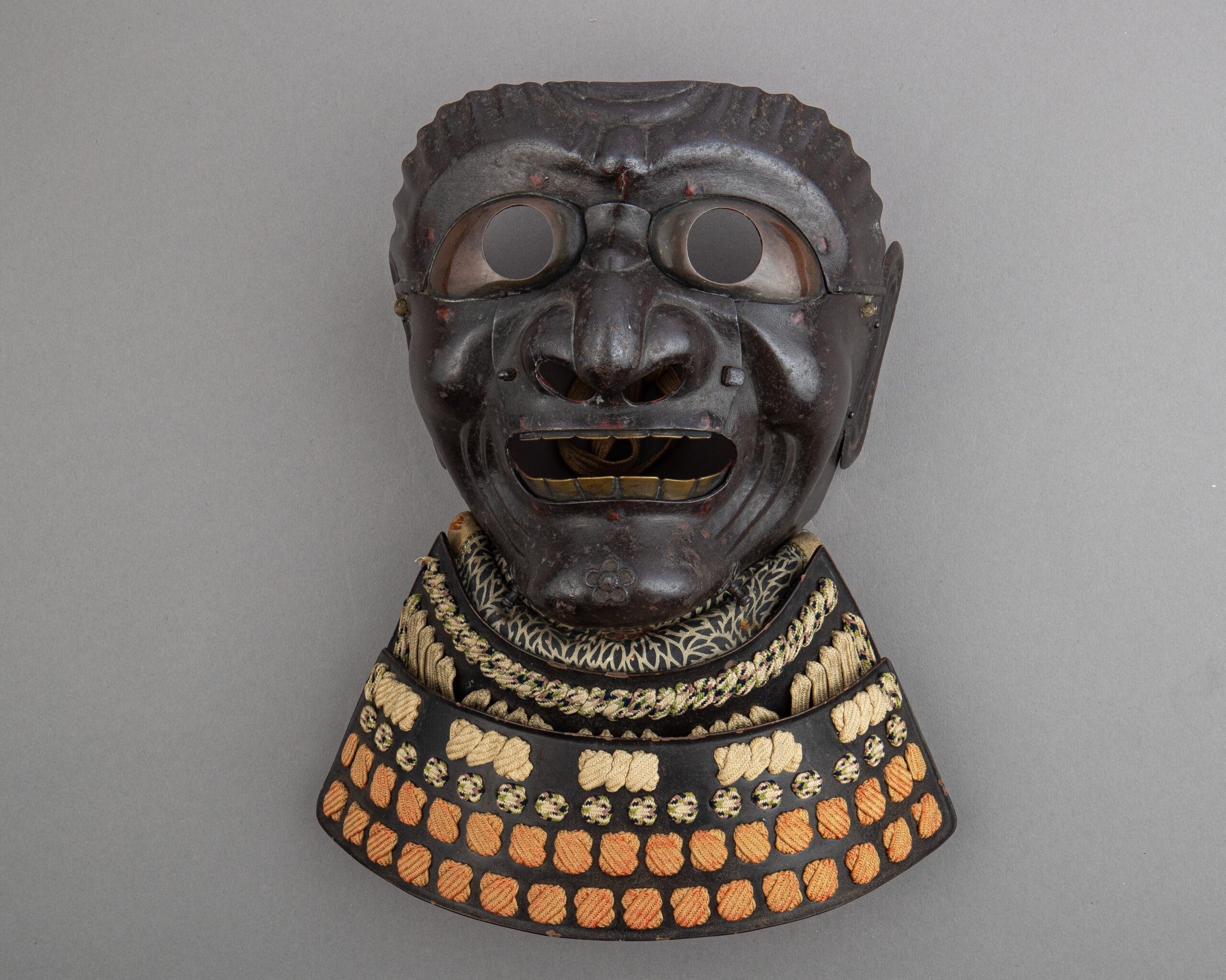 Masque d’armure samouraï sō-menpō en fer, cuir et soie, XVIIe-XVIIIe siècle