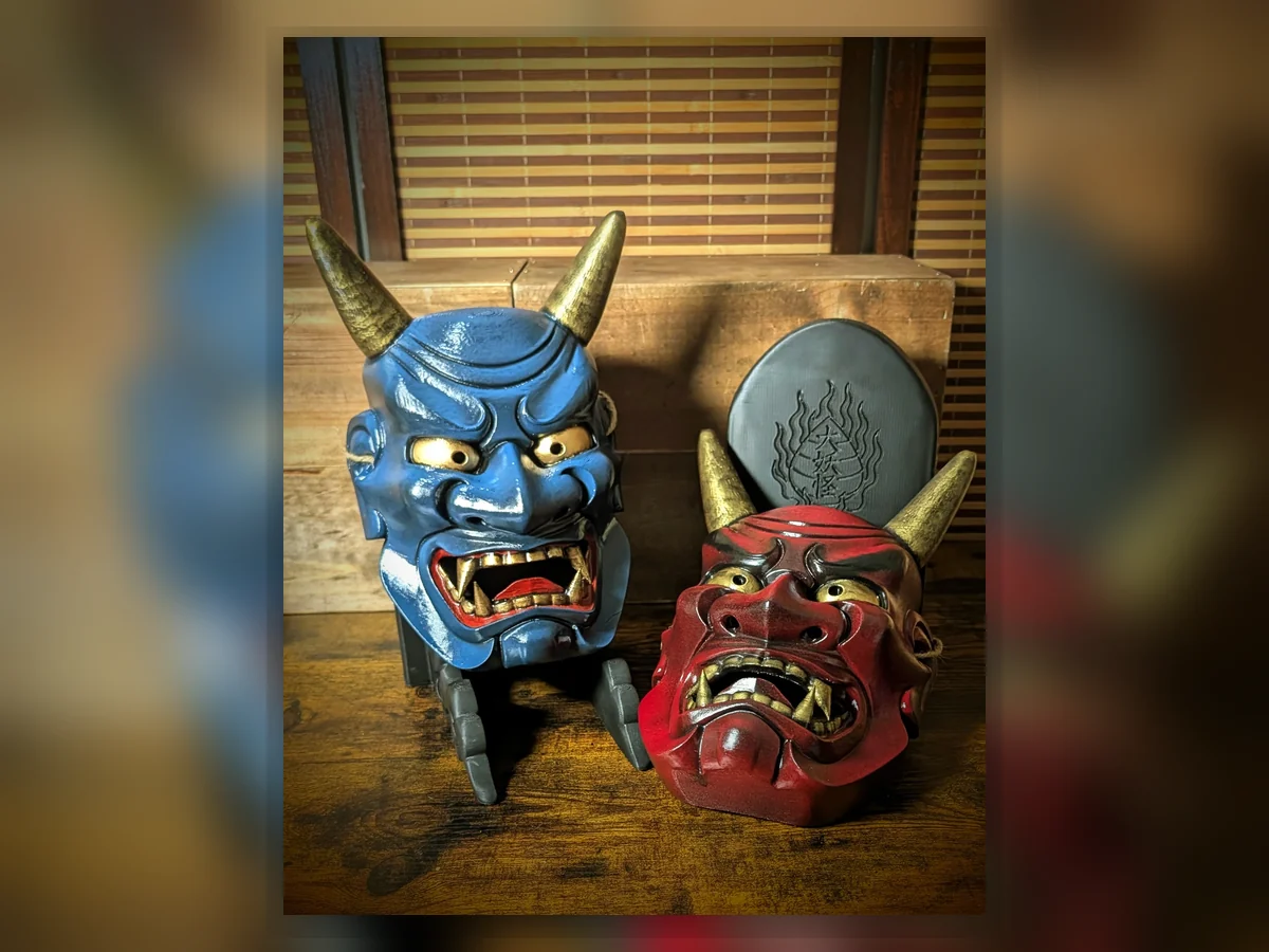 Dúo de máscaras Oni Ondeko roja y azul inspirado en la isla de Sado