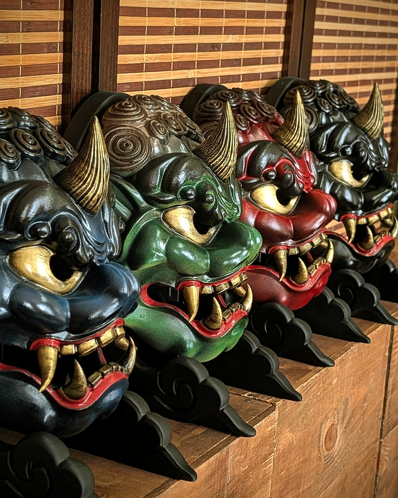 Collection de masques Fujin peints à la main en vert, rouge et noir