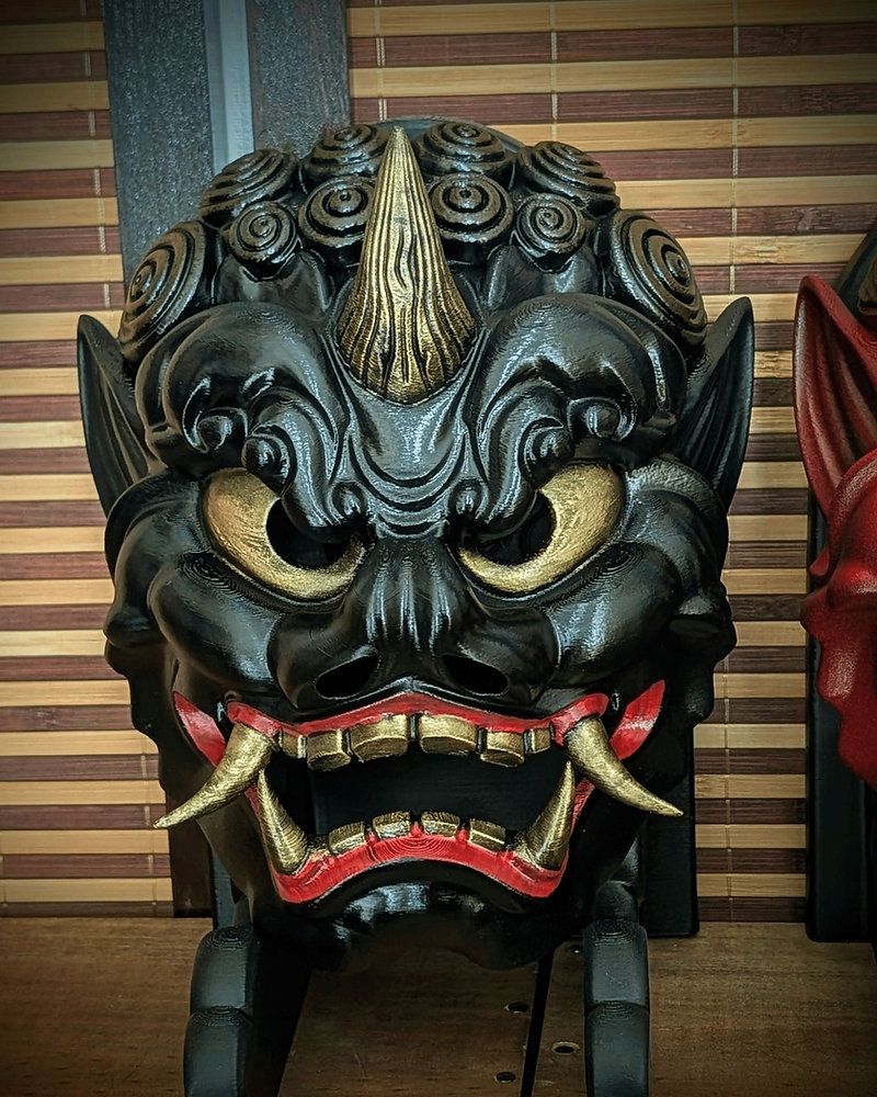 Masque Oni noir aux détails dorés, création contemporaine Dai Yokai