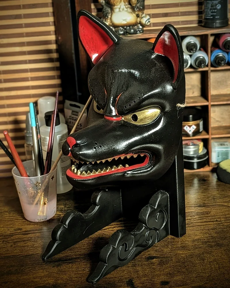 Schwarze Kitsune-Maske: Bedeutung und Genkō