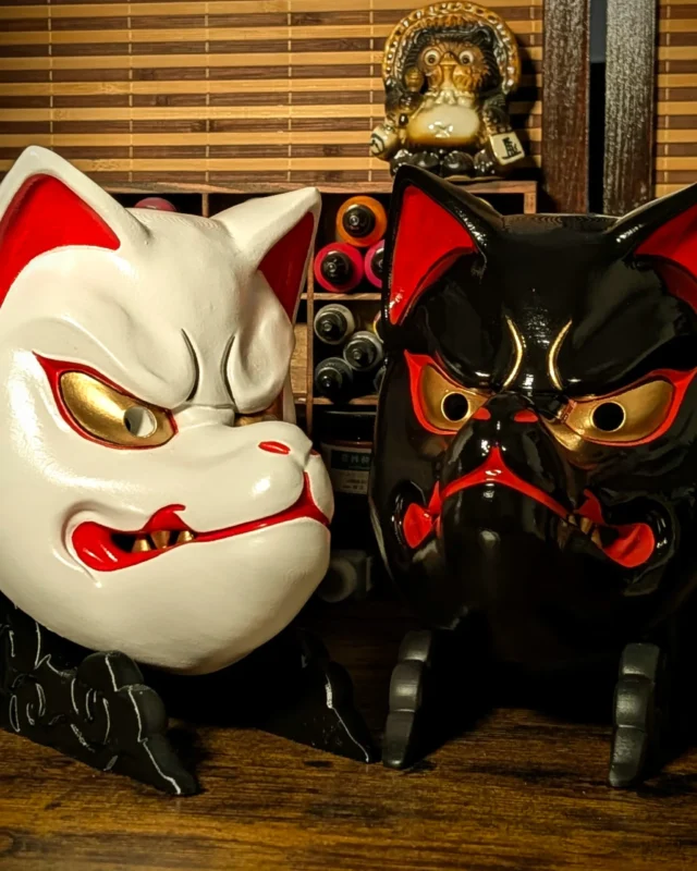 Duo de masques Kitsune noir et blanc Dai Yokai pour décoration japonaise ou cadeau.