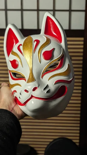 Masque Kitsune moderne blanc et or, masque japonais fait main par Dai Yokai.