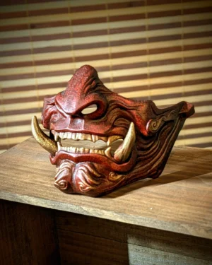 Demi-masque Mempo Oni Aka rouge, peinture à la main et dents dorées.