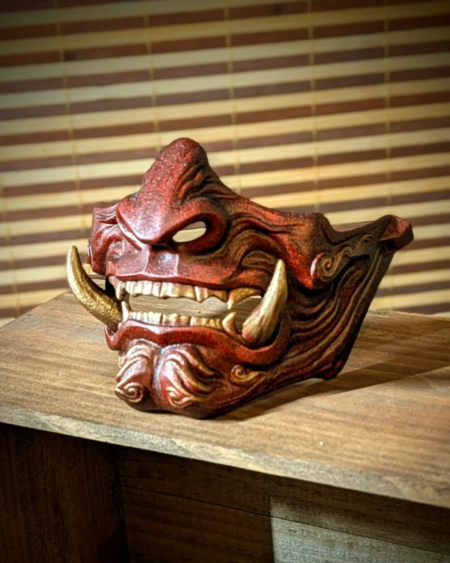 Demi-masque Mempo Oni Aka rouge, peinture à la main et dents dorées.