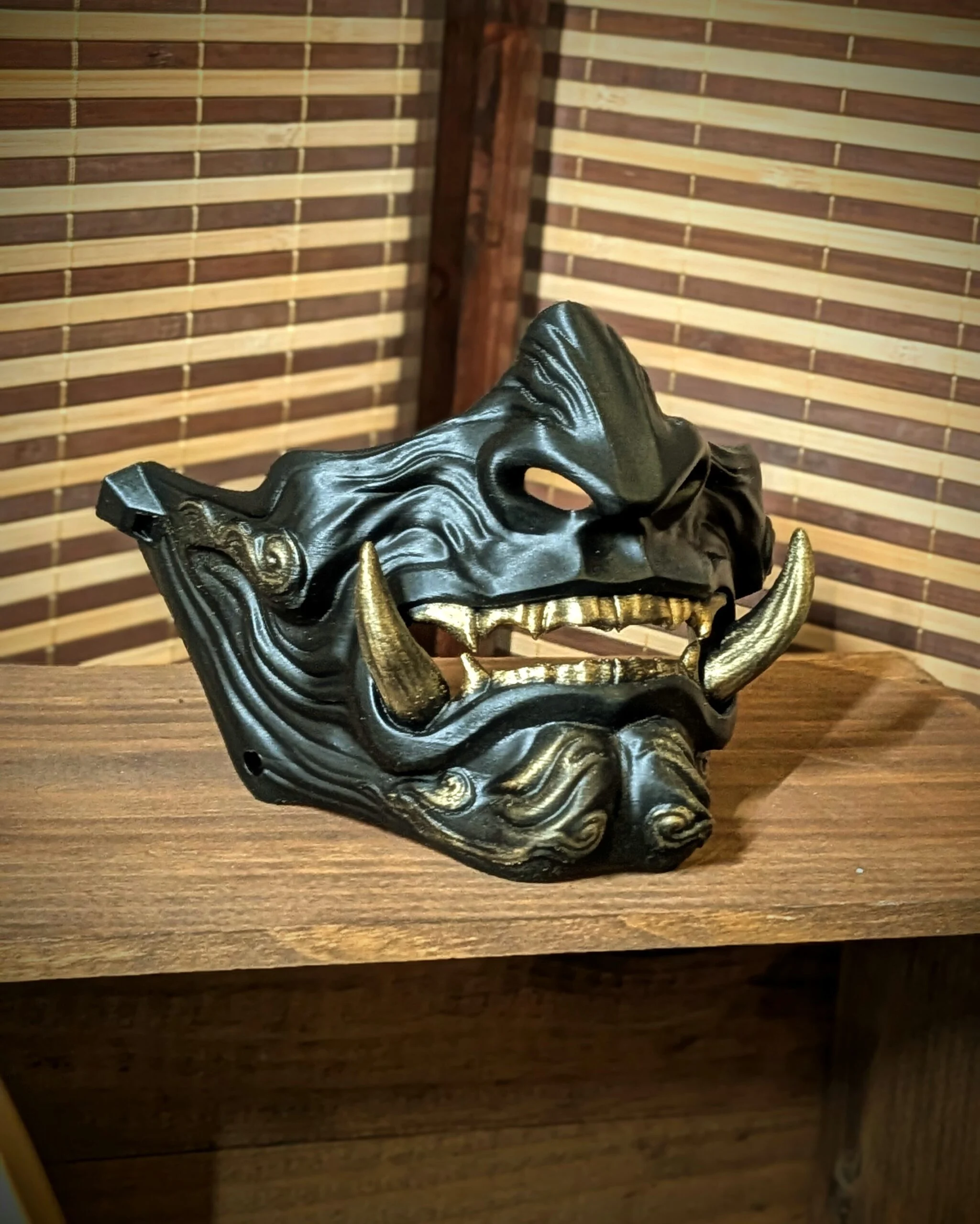 Demi-masque Mempo Oni noir, vue principale