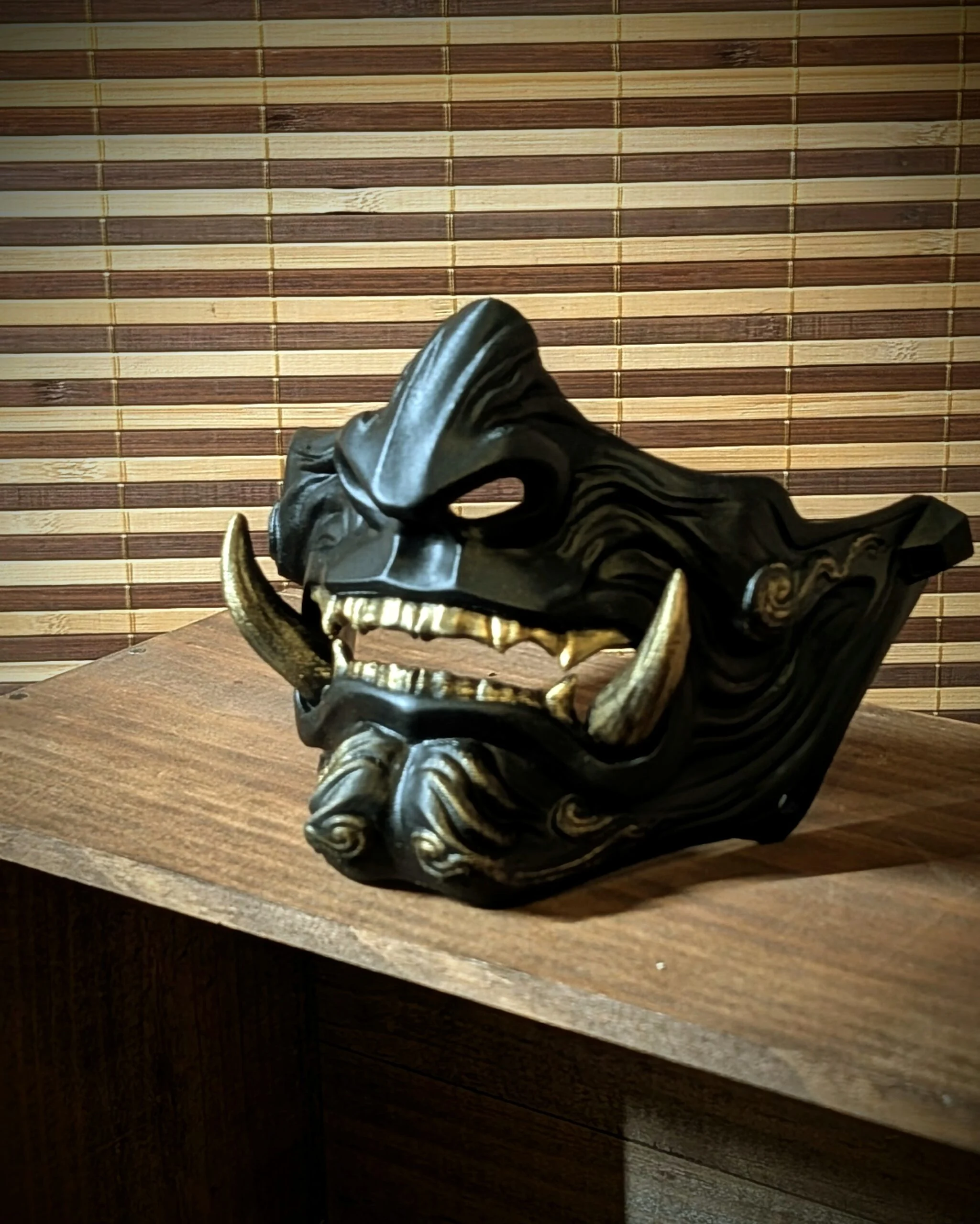Demi-masque Mempo Oni noir, vue trois quarts