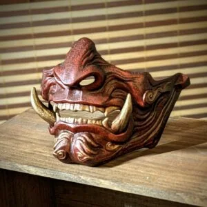 Demi-masque Mempo Oni Aka rouge, peinture à la main et dents dorées.
