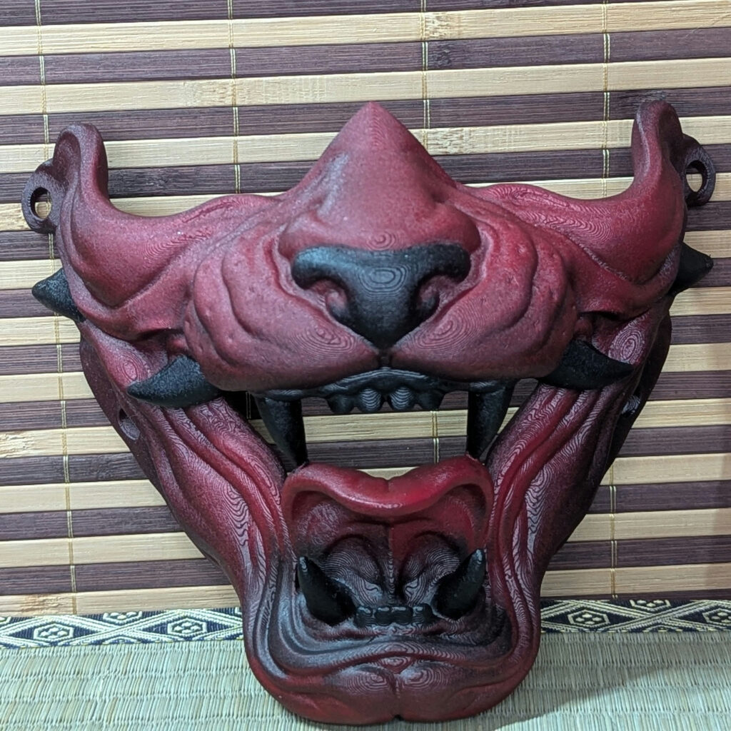Demi-masque Neko Hannya bordeaux avec crocs noirs