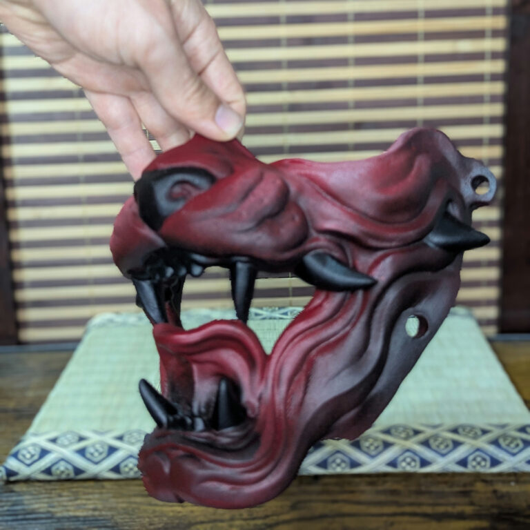 Demi-masque Neko Hannya bordeaux, détail
