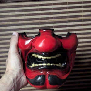 Demi-masque Tengu traditionnel rouge en PETG peint à la main, vue de face