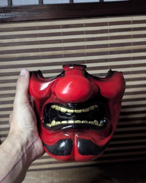 Demi-masque Tengu traditionnel rouge en PETG peint à la main, vue de face