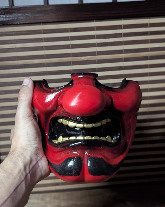 Demi-masque Tengu traditionnel rouge en PETG peint à la main, vue de face