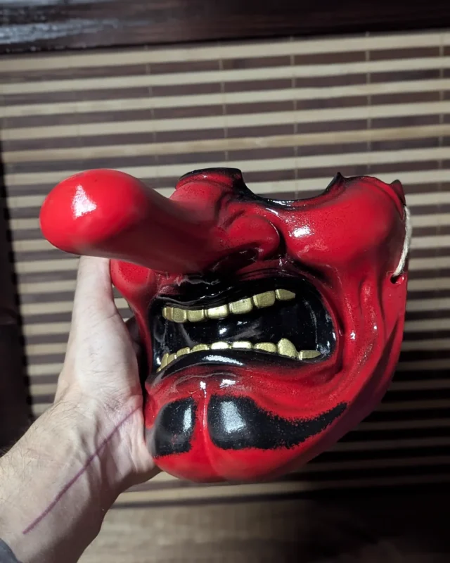 Demi-masque Tengu rouge peint à la main