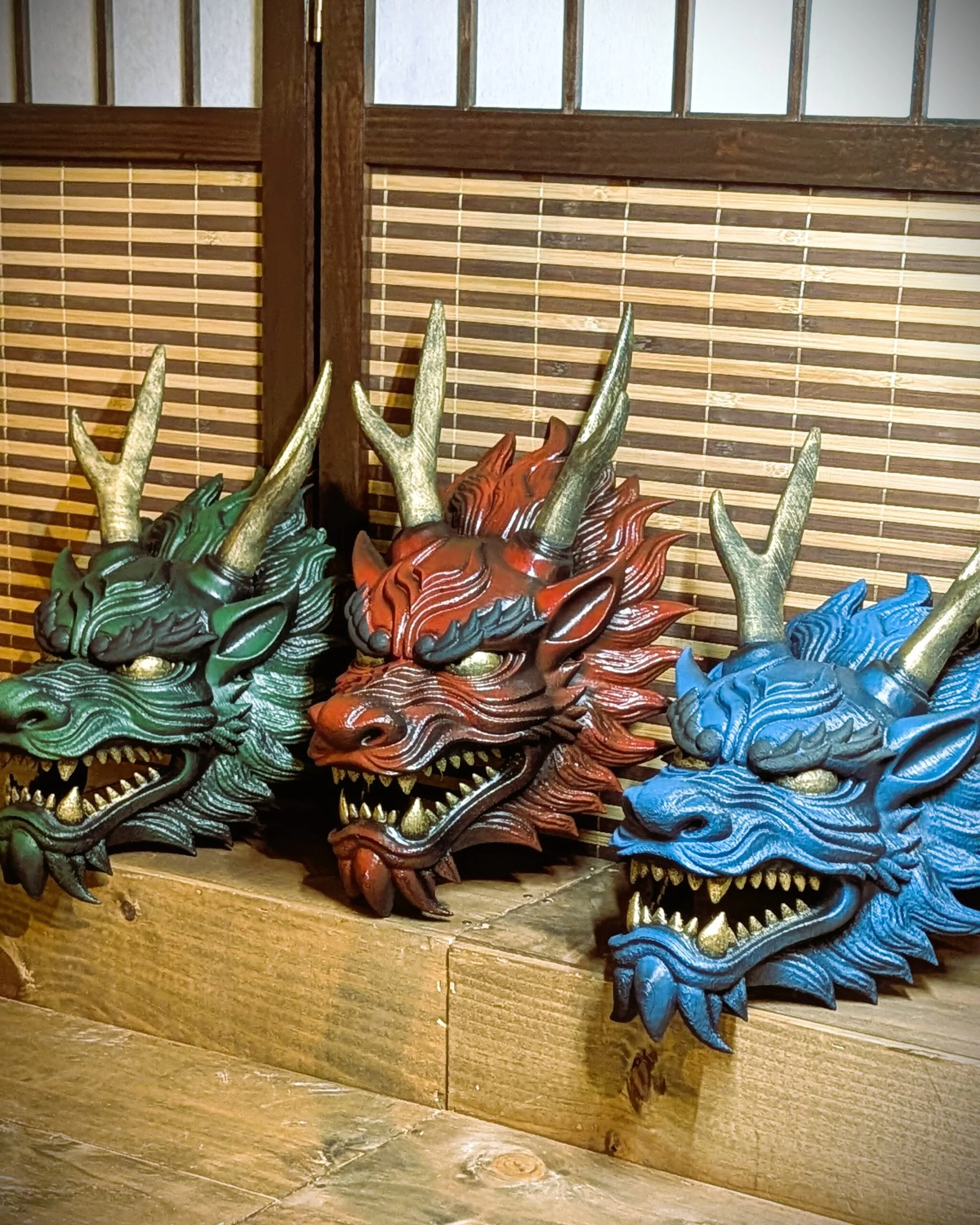 Tres máscaras Dragón Ryū en versiones verde, roja y azul para decoración japonesa