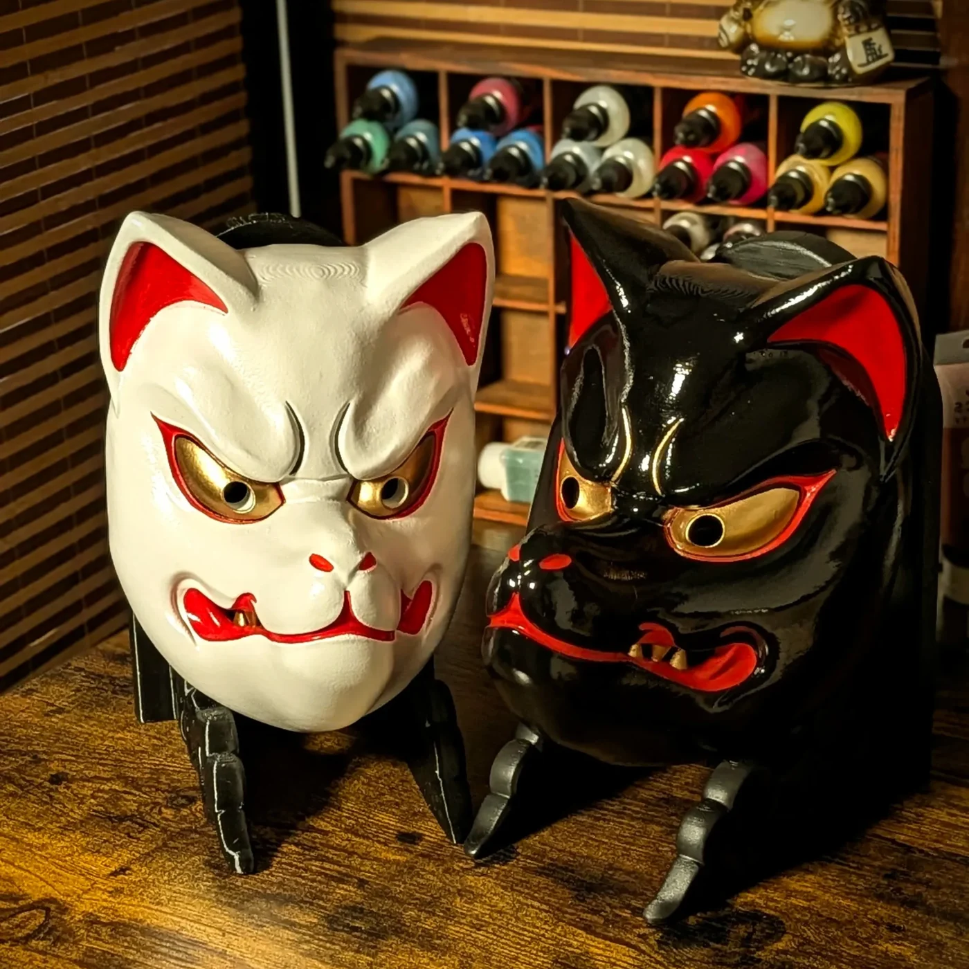 Dúo de máscaras Kitsune blanca y negra, contraste visual entre Byakko y Genkō