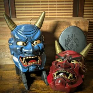 Dos máscaras Oni, una roja y otra azul, expuestas juntas
