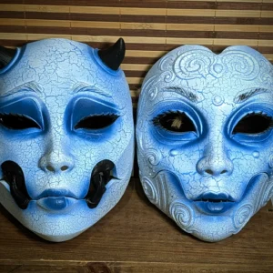 Masques Geisha et Kuchisake version Yuki-onna bleu vus de face, peinture craquelée blanche et bleue.