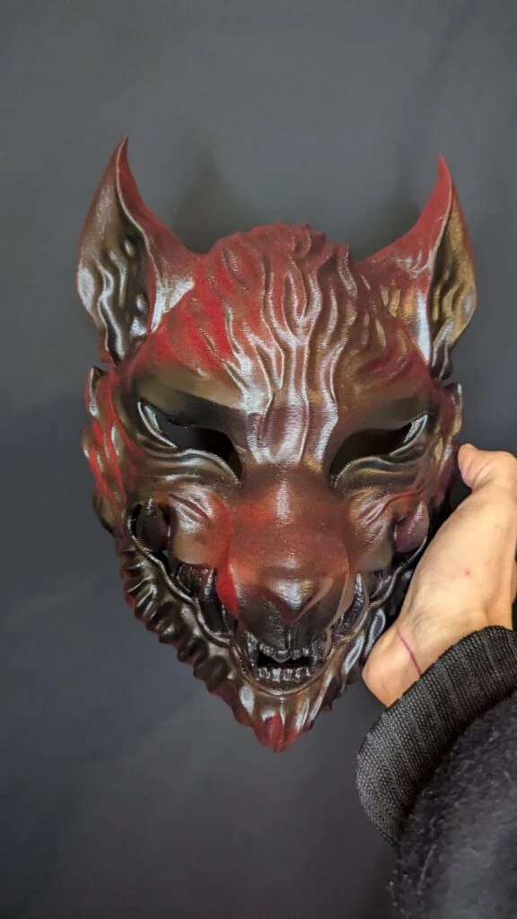 Máscara Ōkami lobo japonés Dai Yokai en tonos rojos y negros, pintada a mano