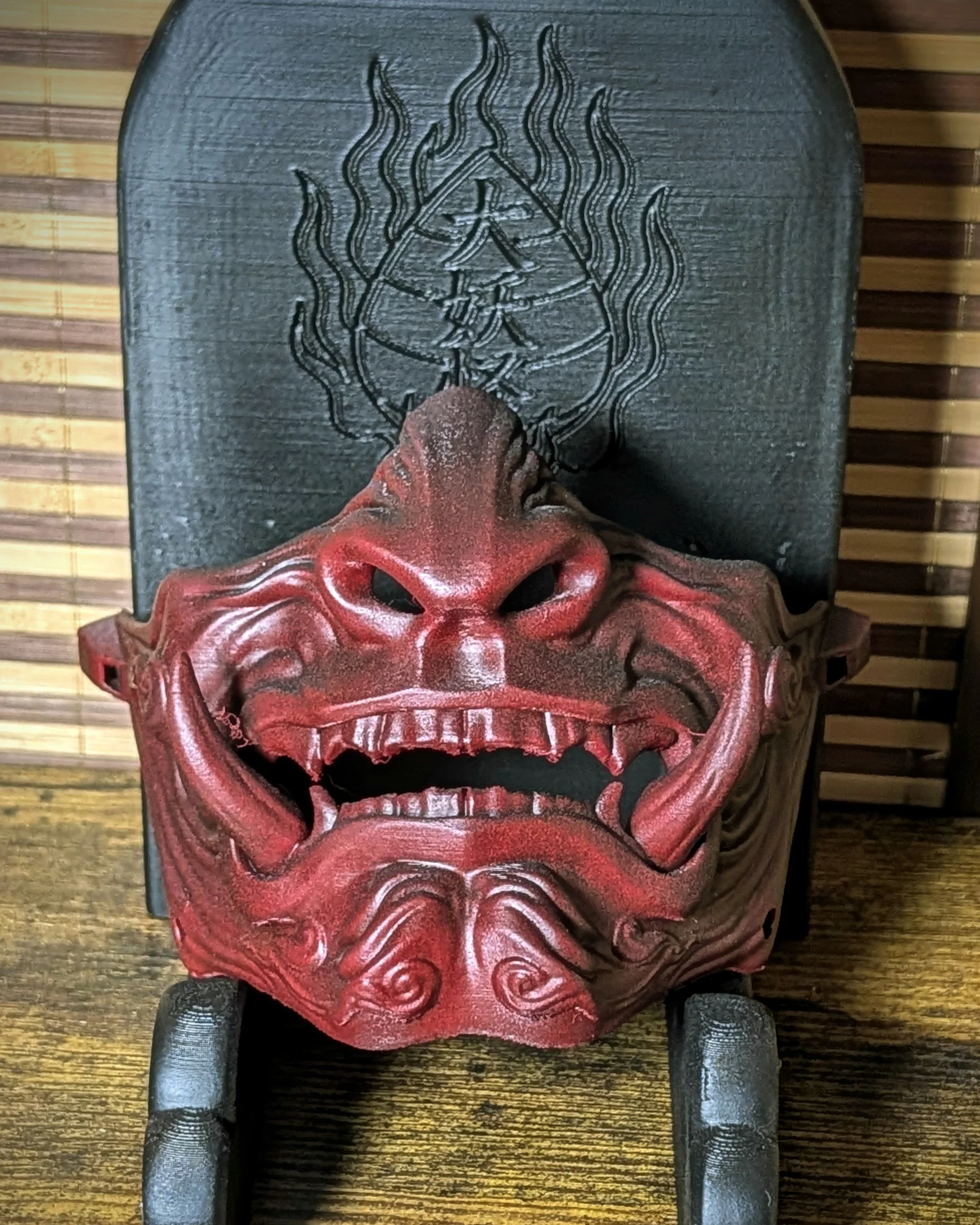Demi-masque Mempo Oni rouge à dents unies, vue de face