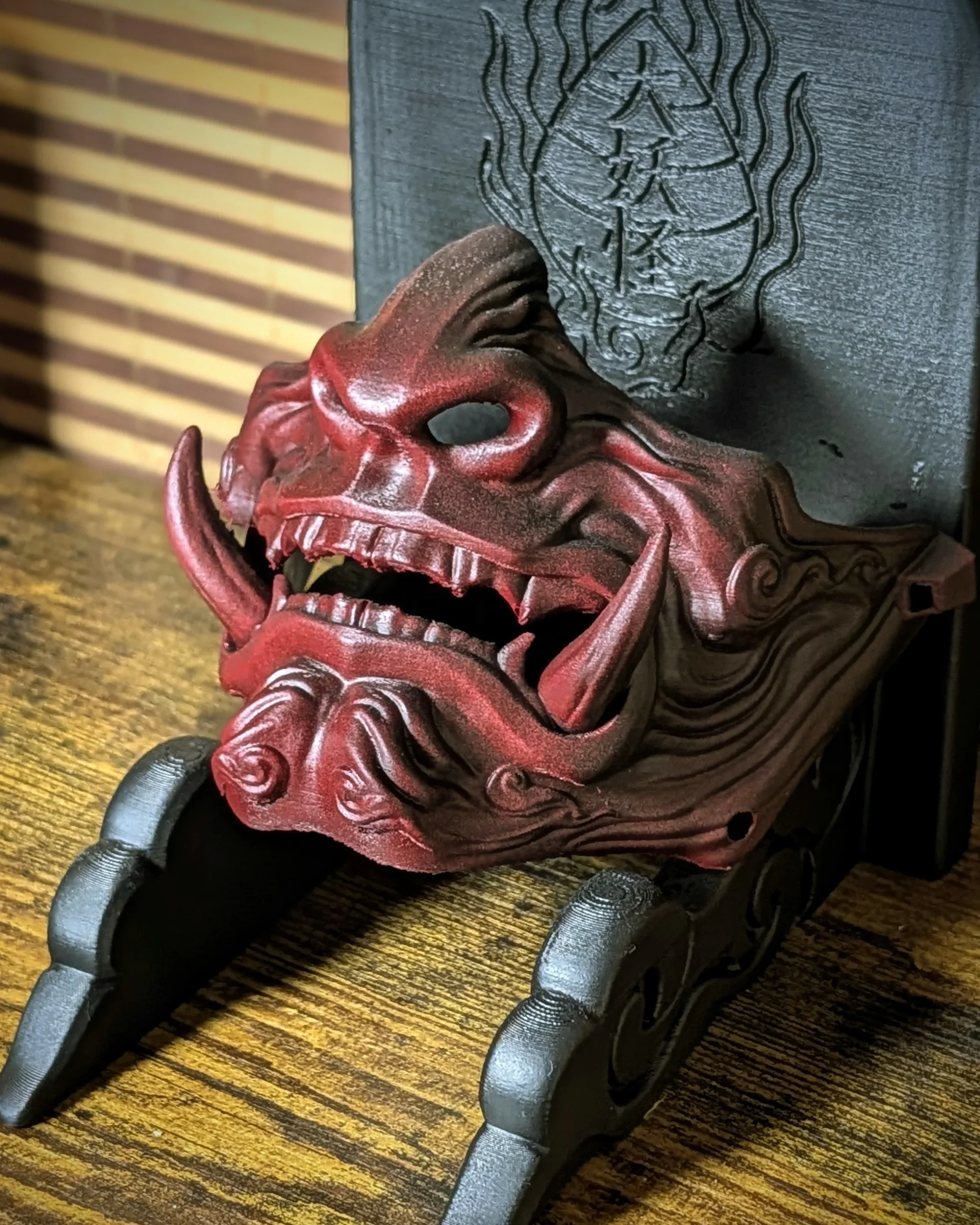 Demi-masque Mempo Oni rouge à dents unies, vue de profil