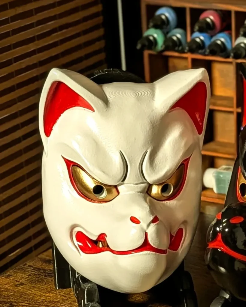 Weiße moderne Kitsune-Maske mit roten Akzenten als Tattoo-Referenz