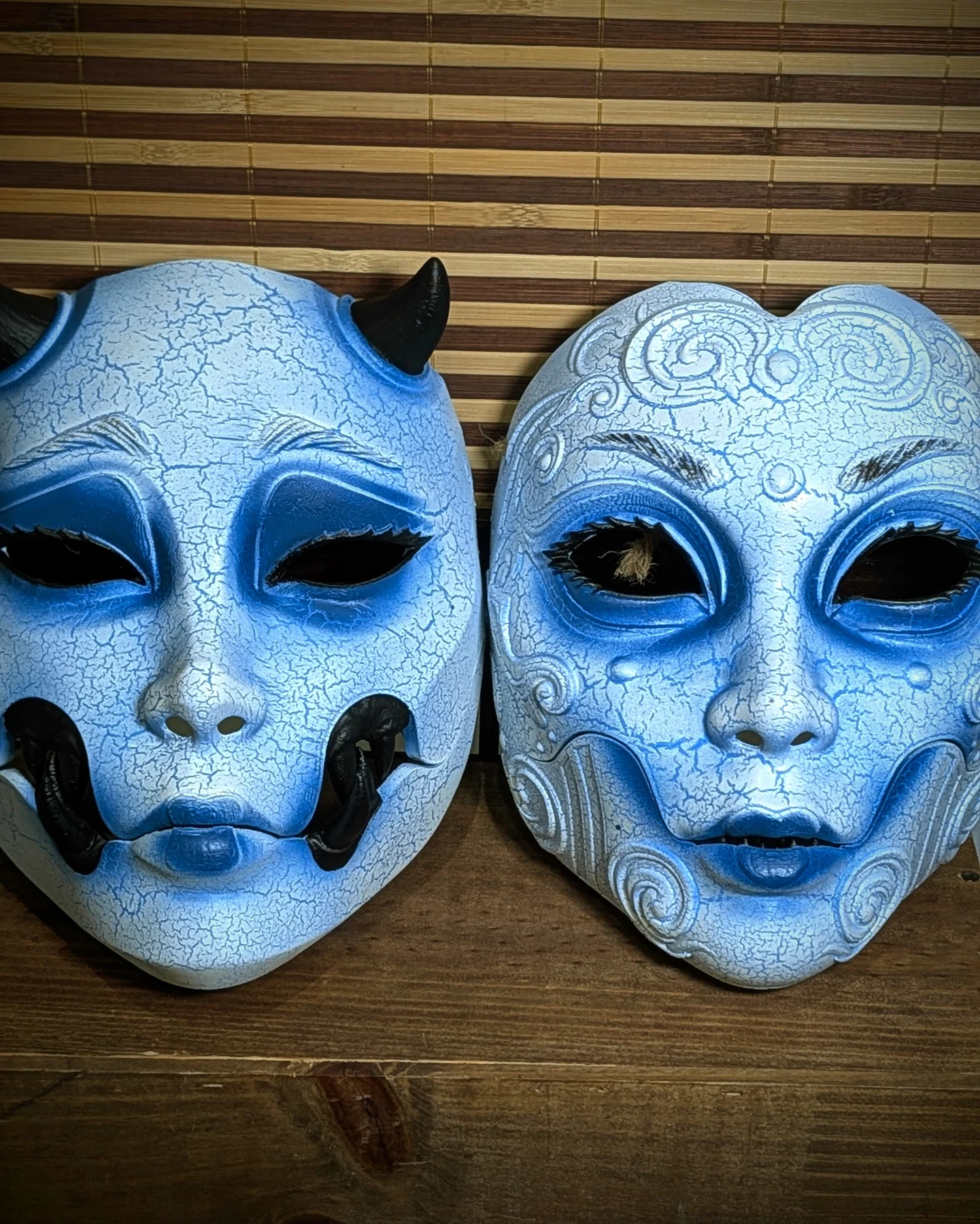 Dos máscaras azules inspiradas en Yuki-Onna, versiones Geisha y Kuchisake