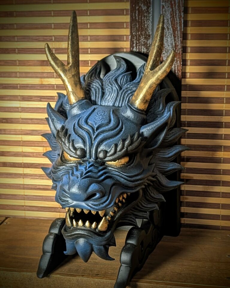 Masque Dragon Ryū bleu vu de trois-quarts sur son support, cornes dorées