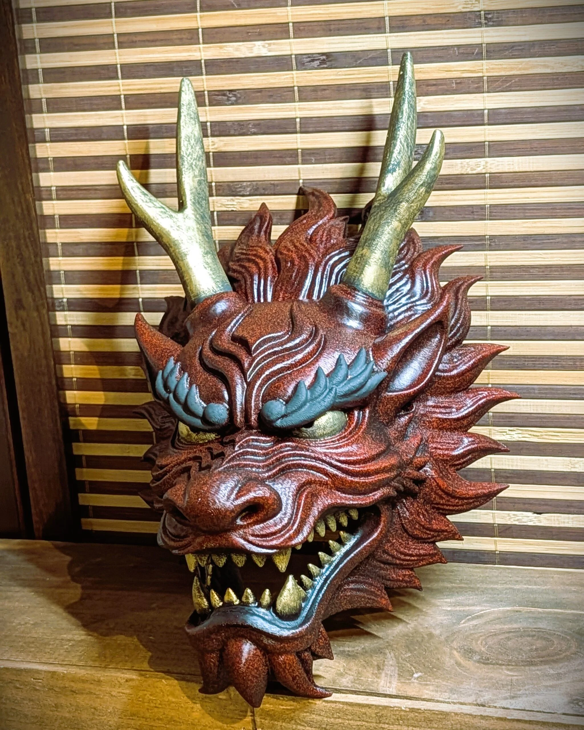 Masque Dragon Ryū japonais rouge et noir, vue 3.