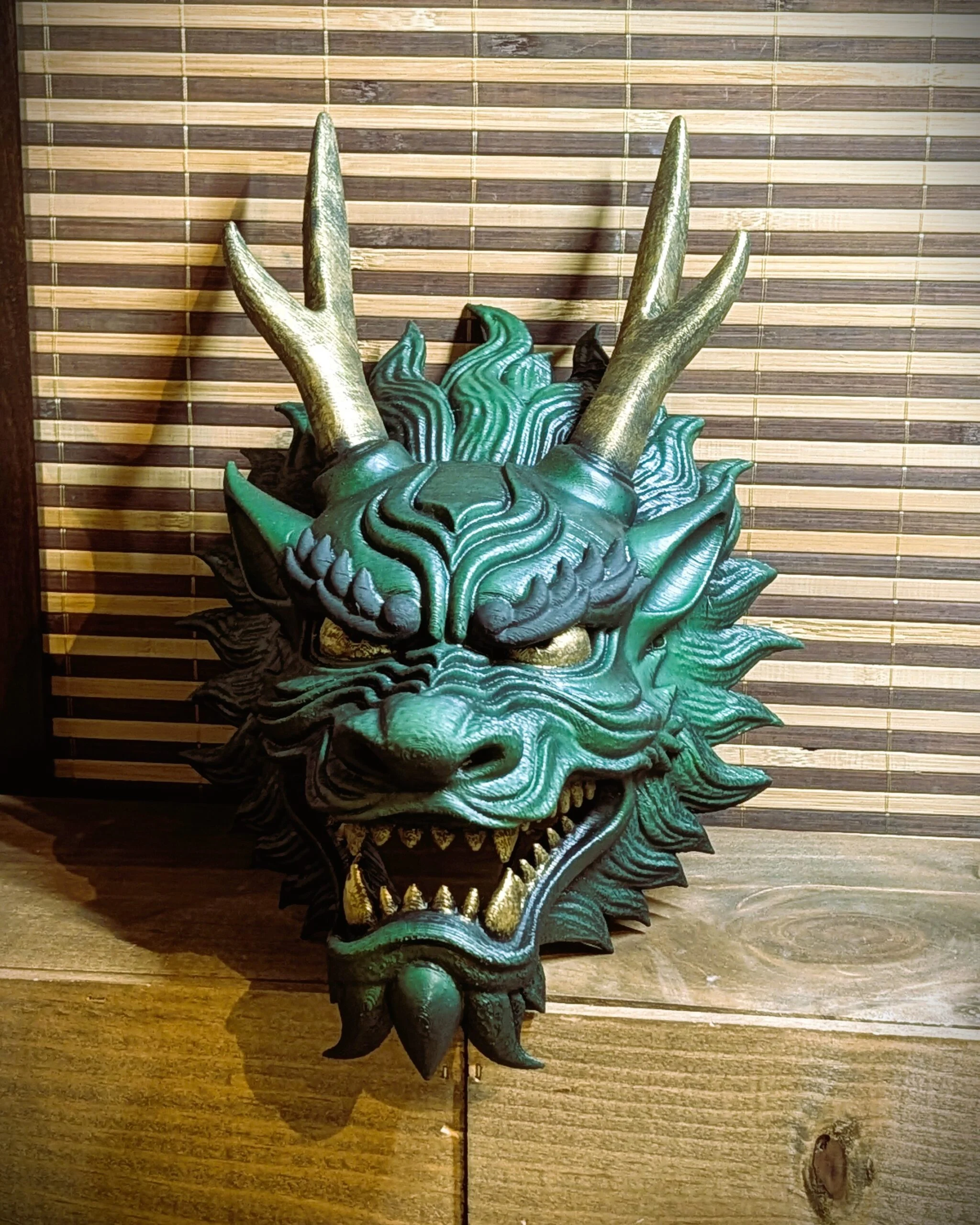 Masque Dragon Ryū japonais rouge et noir, vue 7.
