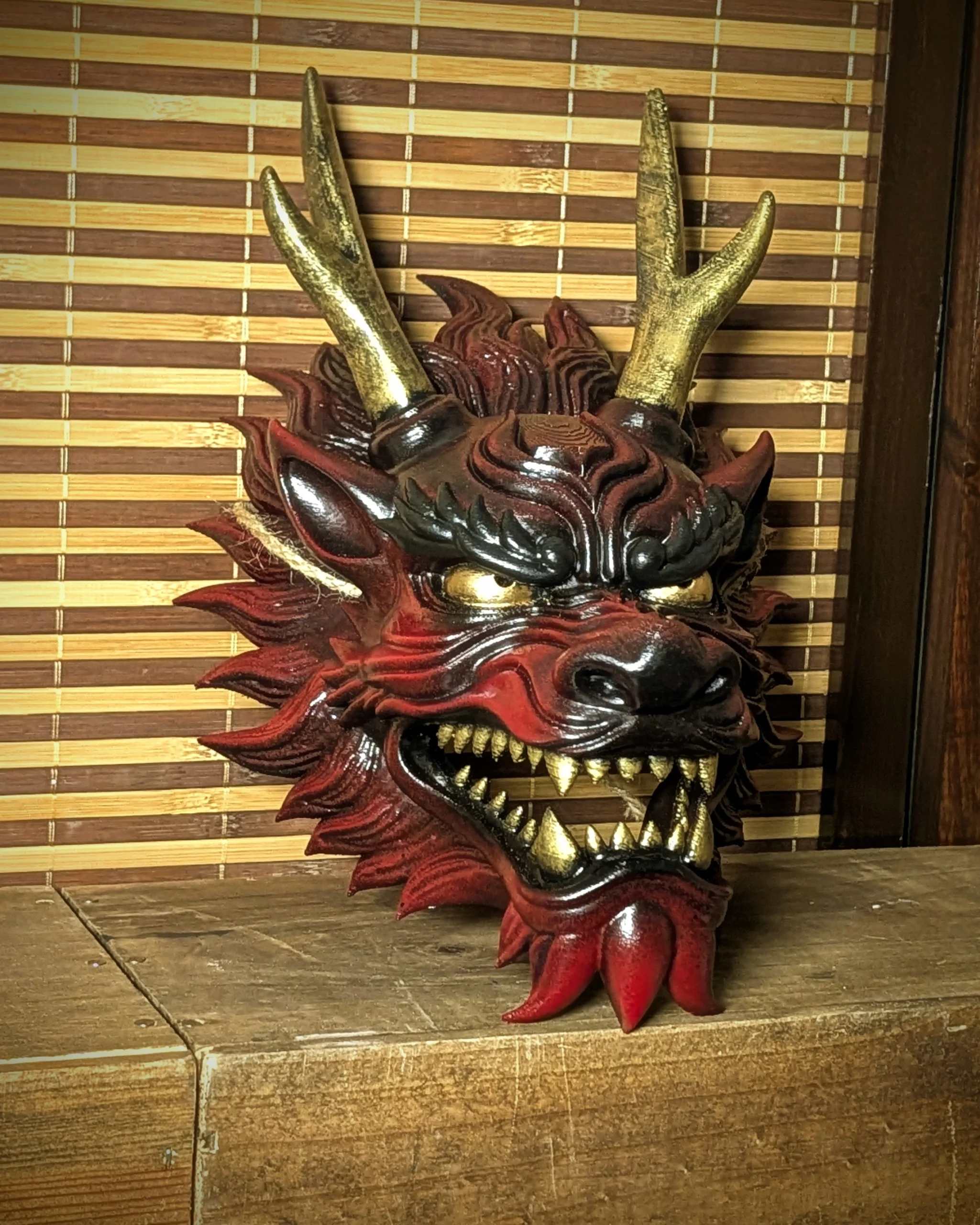 Masque Dragon Ryū rouge, noir et or, décoration murale japonaise faite main.