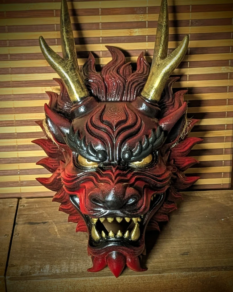 Masque Dragon Ryū rouge, noir et or peint à la main dans l’atelier Dai Yokai